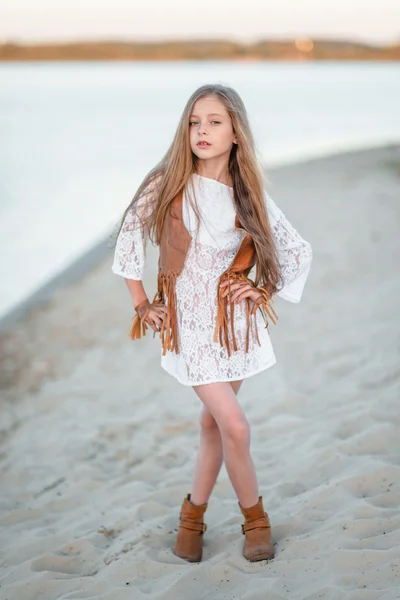 Portrait de petite fille en plein air en été — Photo