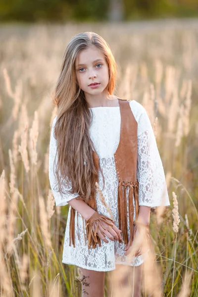 Portrait de petite fille en plein air en été — Photo