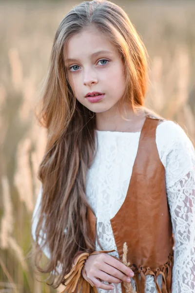 Portrait de petite fille en plein air en été — Photo