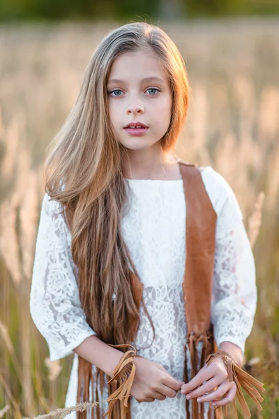 Retrato de menina ao ar livre no verão — Fotografia de Stock