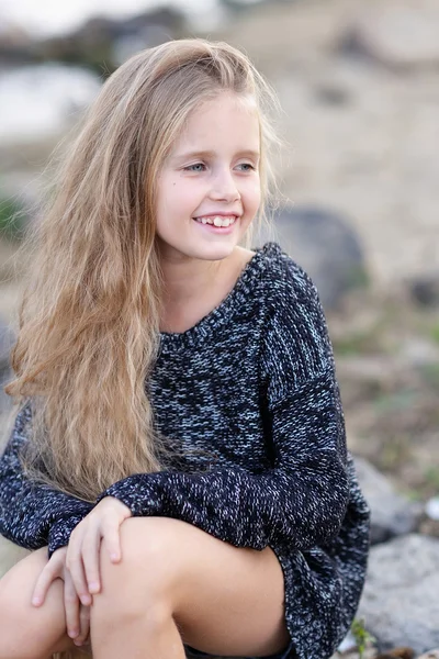 Retrato de niña al aire libre en verano — Foto de Stock