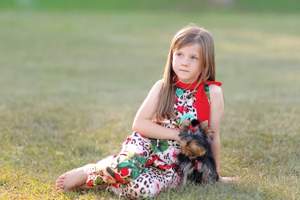 Ritratto di bambina all'aperto in estate — Foto Stock