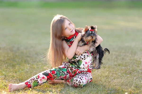 Portret van klein meisje buiten in de zomer — Stockfoto