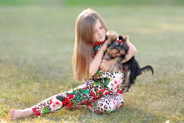 Porträt eines kleinen Mädchens im Sommer — Stockfoto