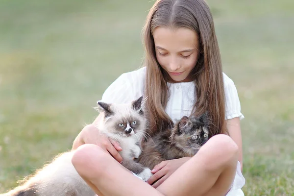 Ritratto di bambina all'aperto in estate — Foto Stock