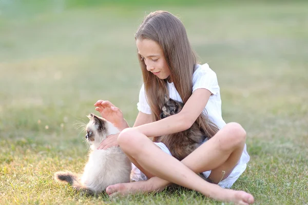 Portrait de petite fille en plein air en été — Photo