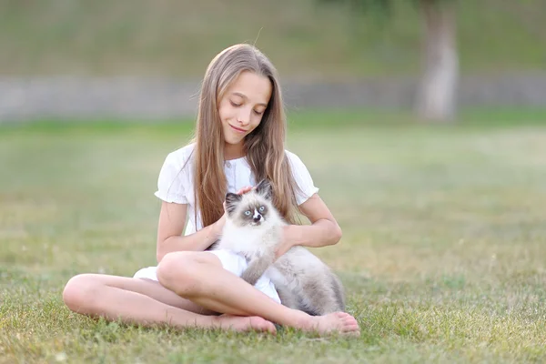 Portrait de petite fille en plein air en été — Photo