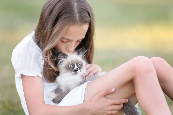 Ritratto di bambina all'aperto in estate — Foto Stock