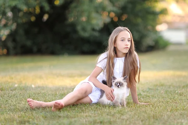 Portrait de petite fille en plein air en été — Photo