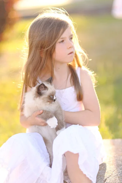 Portrait de petite fille en plein air en été — Photo