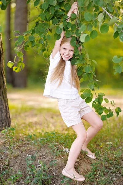 Portret van klein meisje buiten in de zomer — Stockfoto