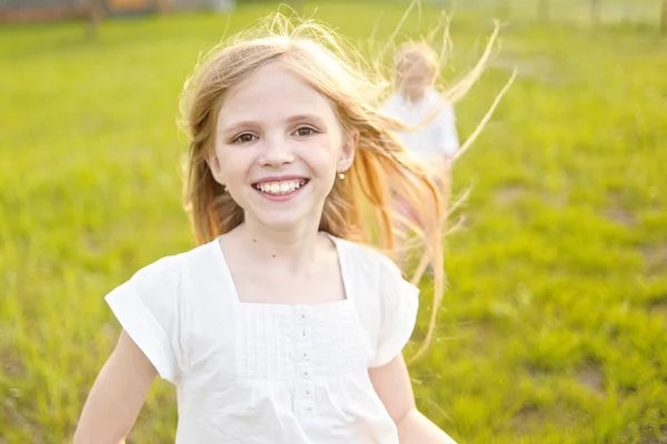 Retrato de niña al aire libre en verano — Foto de Stock