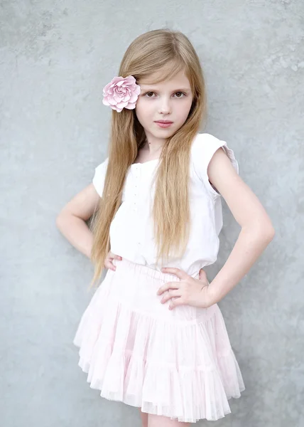 Portrait of little girl outdoors in summer — Stock Photo, Image