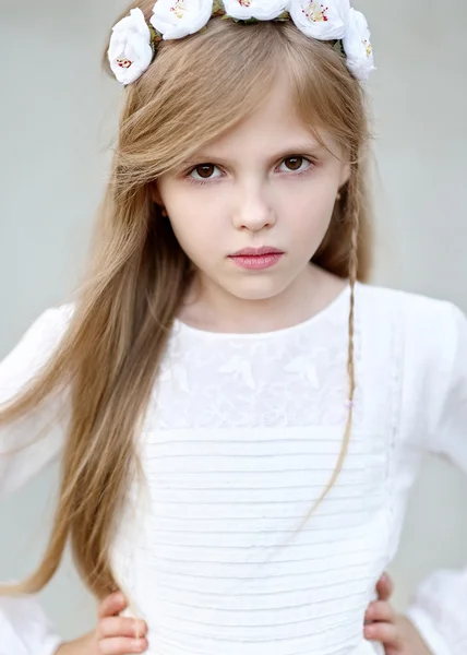 Retrato de niña al aire libre en verano —  Fotos de Stock