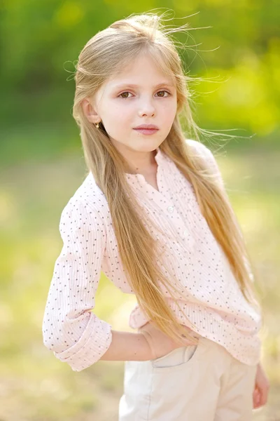 Portrait de petite fille en plein air en été — Photo