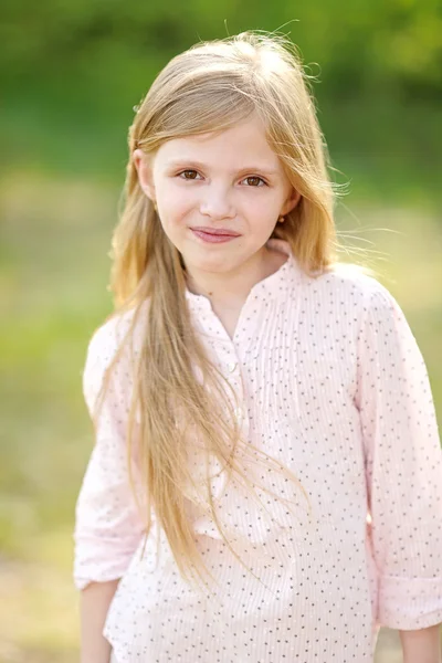 Portrait de petite fille en plein air en été — Photo