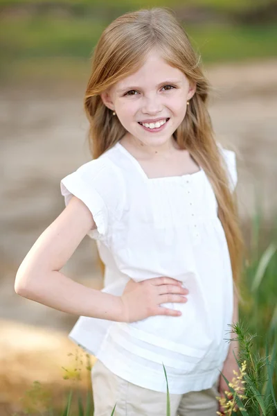 Retrato de niña al aire libre en verano — Foto de Stock