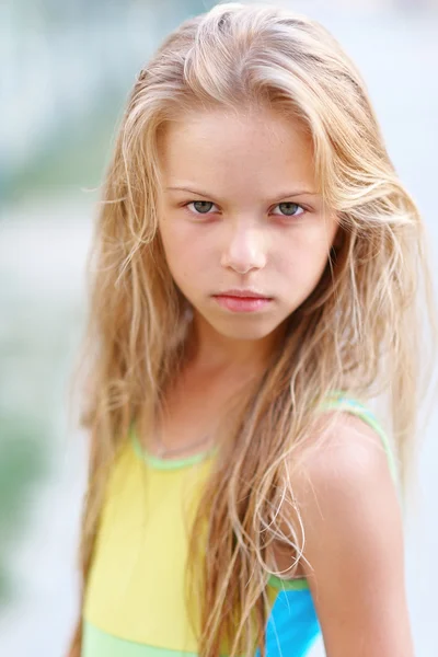 Portret van klein meisje buiten in de zomer — Stockfoto