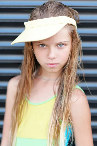 Portret van klein meisje buiten in de zomer — Stockfoto