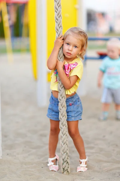 Porträt eines kleinen Mädchens im Sommer — Stockfoto