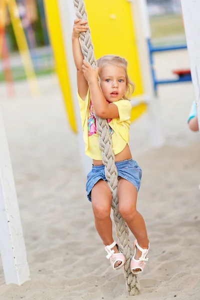 Porträt eines kleinen Mädchens im Sommer — Stockfoto