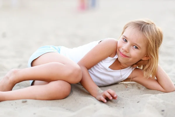 Portrait de petite fille en plein air en été — Photo