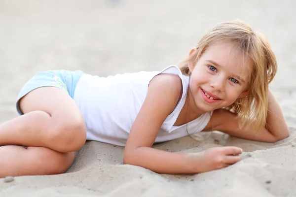 Porträt eines kleinen Mädchens im Sommer — Stockfoto