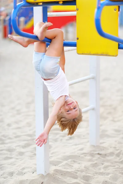 Portrait de petite fille en plein air en été — Photo