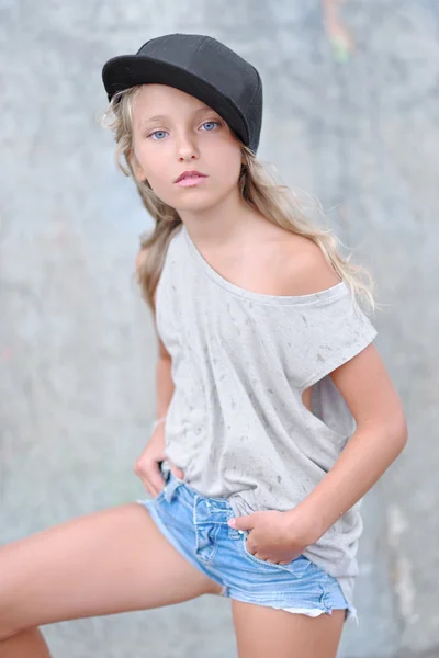 Retrato de niña al aire libre en verano — Foto de Stock