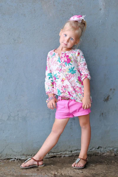 Retrato de niña al aire libre en verano —  Fotos de Stock