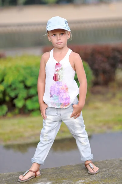 Portrait de petite fille en plein air en été — Photo