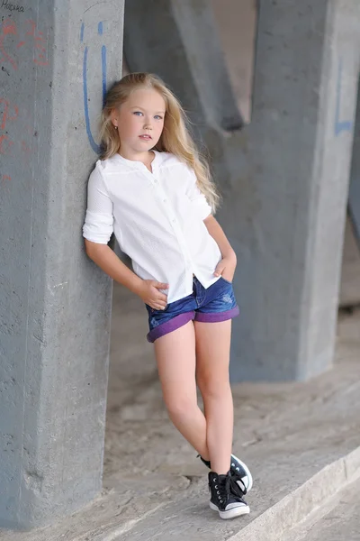 Portret van klein meisje buiten in de zomer — Stockfoto