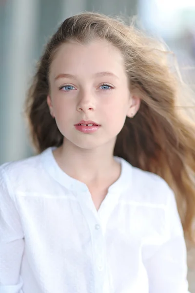 Portrait de petite fille en plein air en été — Photo