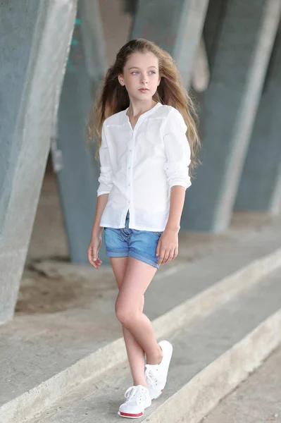 Retrato de niña al aire libre en verano — Foto de Stock