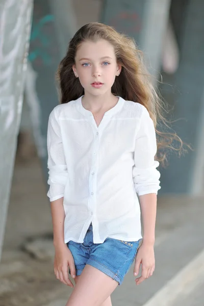 Porträt eines kleinen Mädchens im Sommer — Stockfoto