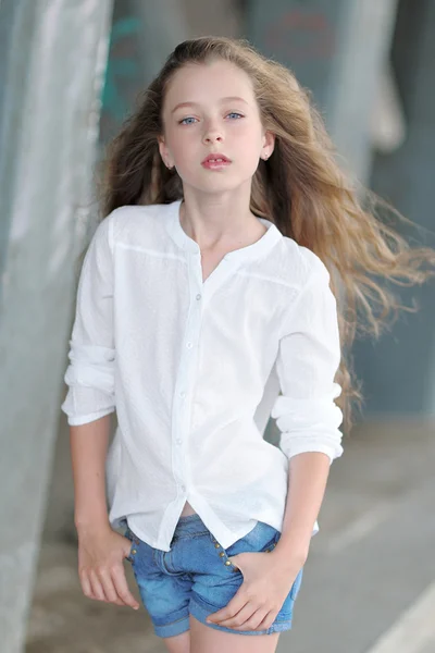 Retrato de niña al aire libre en verano — Foto de Stock