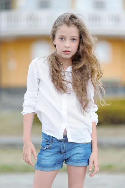 Portrait de petite fille en plein air en été — Photo