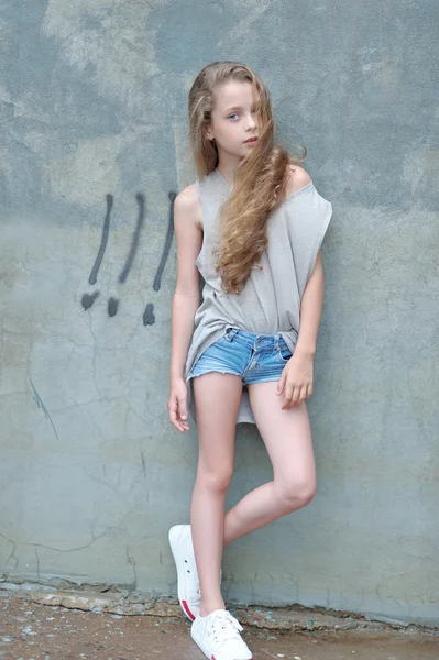 Portret van klein meisje buiten in de zomer — Stockfoto