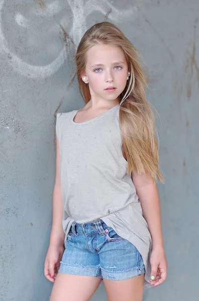 Retrato de niña al aire libre en verano — Foto de Stock