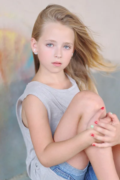 Portret van klein meisje buiten in de zomer — Stockfoto