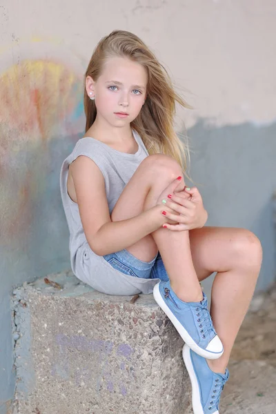 Portré kislányról a szabadban nyáron — Stock Fotó