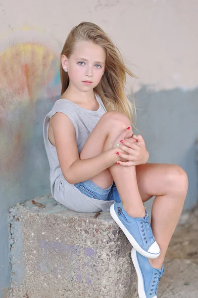 Portret van klein meisje buiten in de zomer — Stockfoto