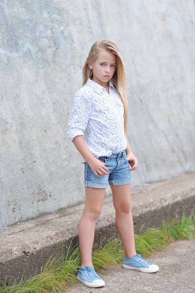 Portrait of little girl outdoors in summer — Stock Photo, Image