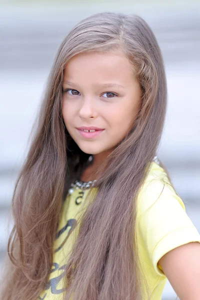 Portret van klein meisje buiten in de zomer — Stockfoto