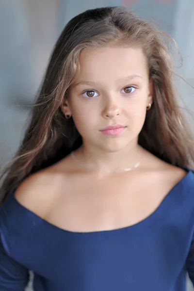 Portret van klein meisje buiten in de zomer — Stockfoto