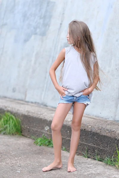 Retrato de menina ao ar livre no verão — Fotografia de Stock