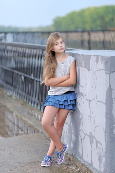 Portret van klein meisje buiten in de zomer — Stockfoto