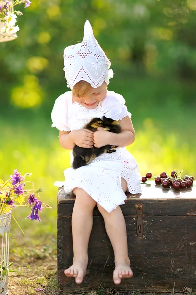 Portrait de petite fille en plein air en été — Photo