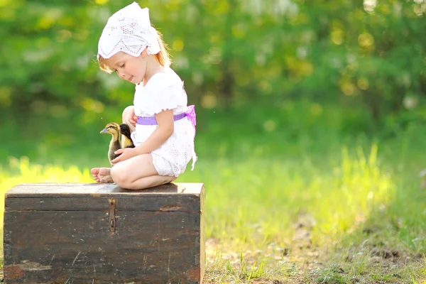 Retrato de niña al aire libre en verano — Foto de Stock