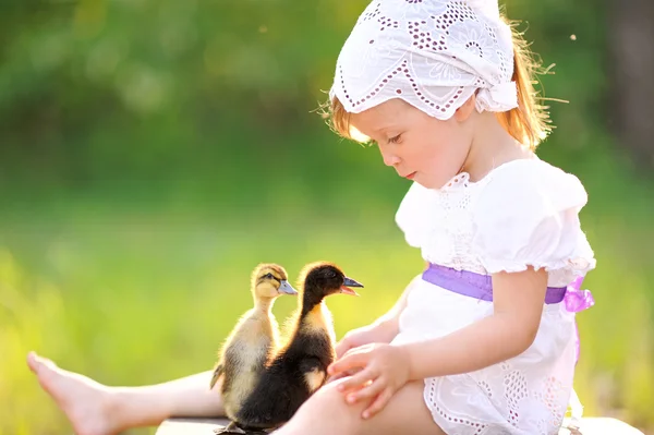 Portrait de petite fille en plein air en été — Photo